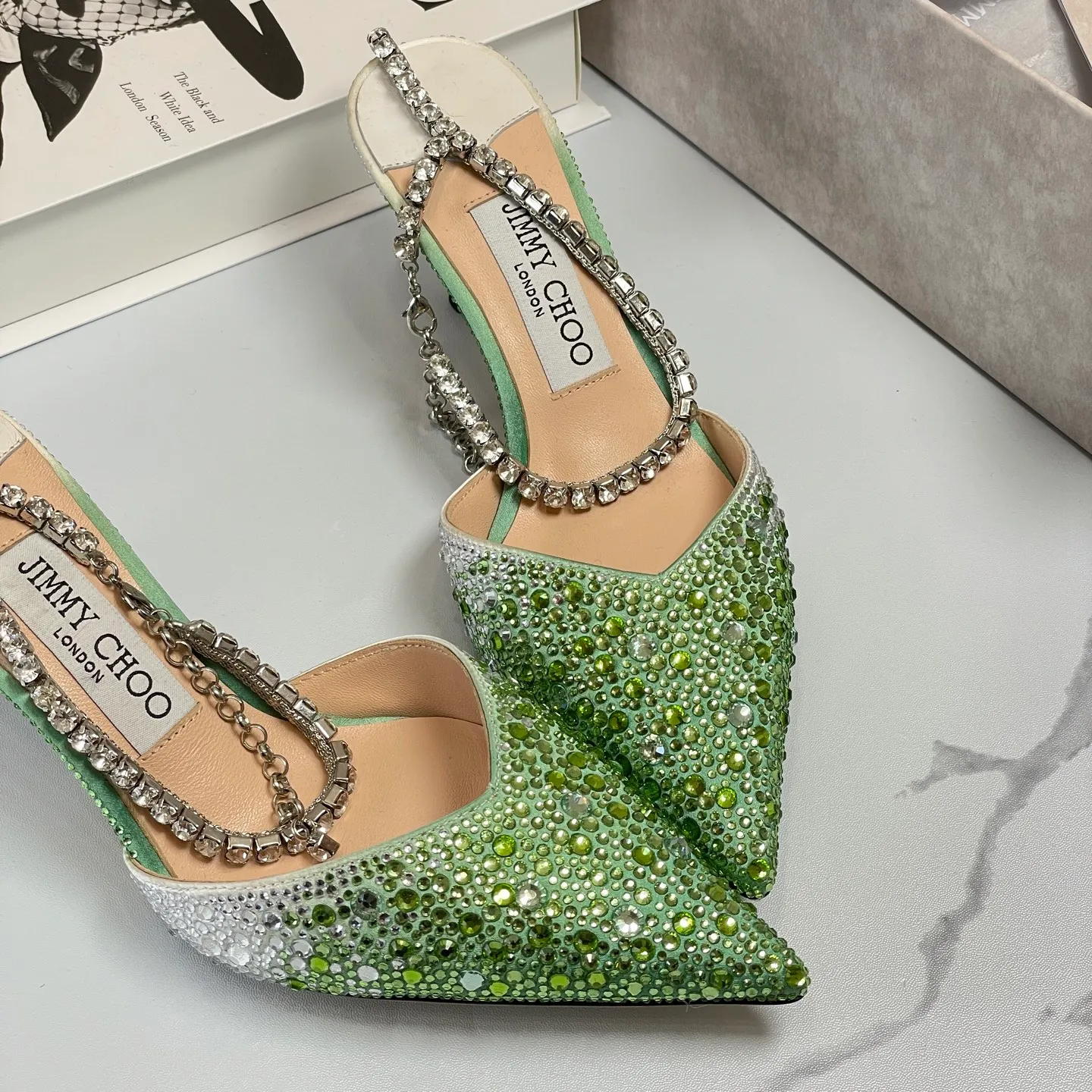 👟👟Ex-factory price 680👟👟 Jimmy Choo/Jimmy Choo classic diamond chain pointed toe crystal high-heeled sandals. Excellent crystal shoes, so beautiful that you can't take your eyes away. The shape of the shoes is very delicate, not too narrow and long. The internal space is sufficient, allowing the toes to relax enough. The rhinestones outline a charming arc on the instep, which is simply beautiful. It has a 360-degree surrounding fairy atmosphere, gorgeous but not exaggerated! ! The fabric is made of imported silk, with imported sheepskin lining. Customized A-grade Italian genuine leather sole. Heel height: 6.5 or 8.5. Size: 35-40 (41, 42, 43 customized, non-refundable)